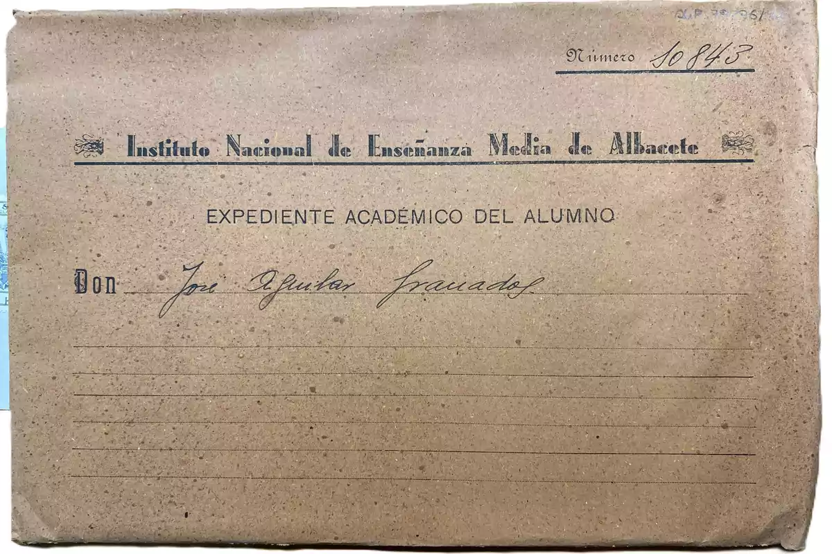 Carpeta de cartón antigua del Instituto Nacional de Enseñanza Media de Albacete con el nombre de un alumno escrito a mano y el título expediente académico del alumno Carpeta de cartón antigua del Instituto Nacional de Enseñanza Media de Albacete con el nombre de un alumno escrito a mano y el título expediente académico del alumno