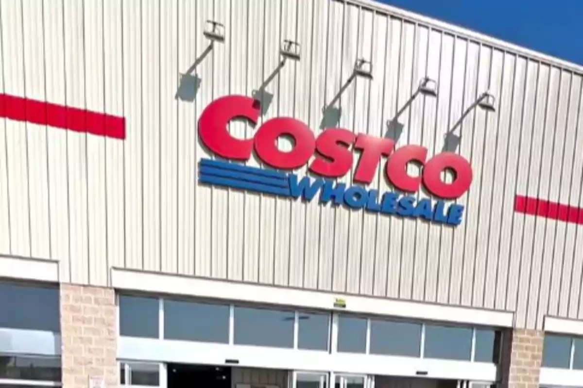 Fachada de una tienda con el logo de Costco Wholesale. Fachada de una tienda con el logo de Costco Wholesale.