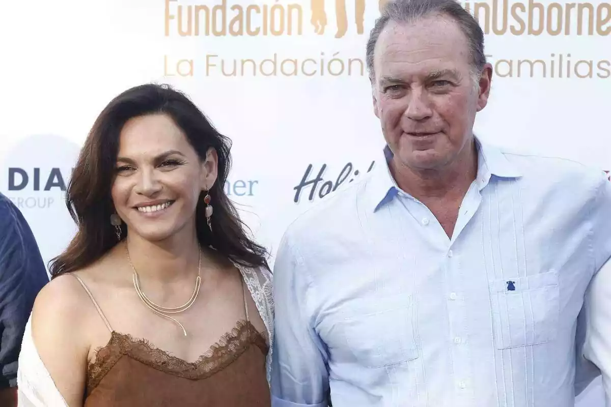 Fabiola Martínez y Bertín Osborne felices en la gala solidaria de su asociación