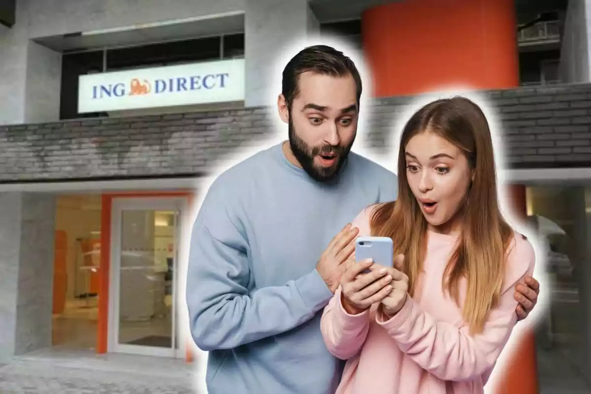 Una pareja sorprendida mirando un teléfono móvil frente a una sucursal de ING Direct.