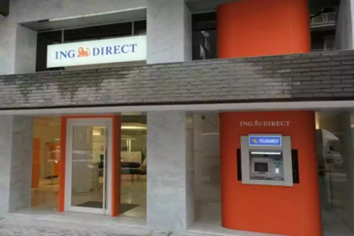 Fachada de una sucursal de ING Direct con un cajero automático a la derecha y una puerta de entrada en el centro. Fachada de una sucursal de ING Direct con un cajero automático a la derecha y una puerta de entrada en el centro.