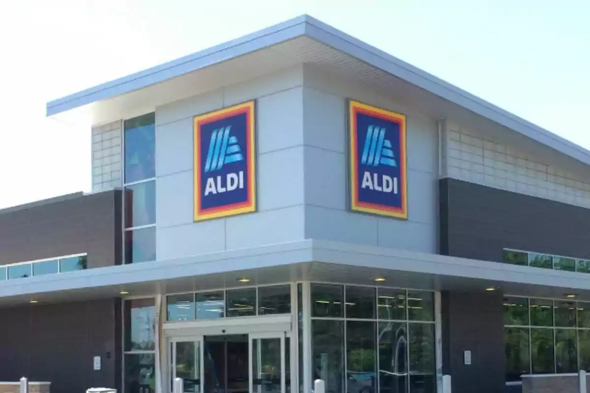 Fachada de una tienda con el logotipo de ALDI en la parte superior. Fachada de una tienda con el logotipo de ALDI en la parte superior.