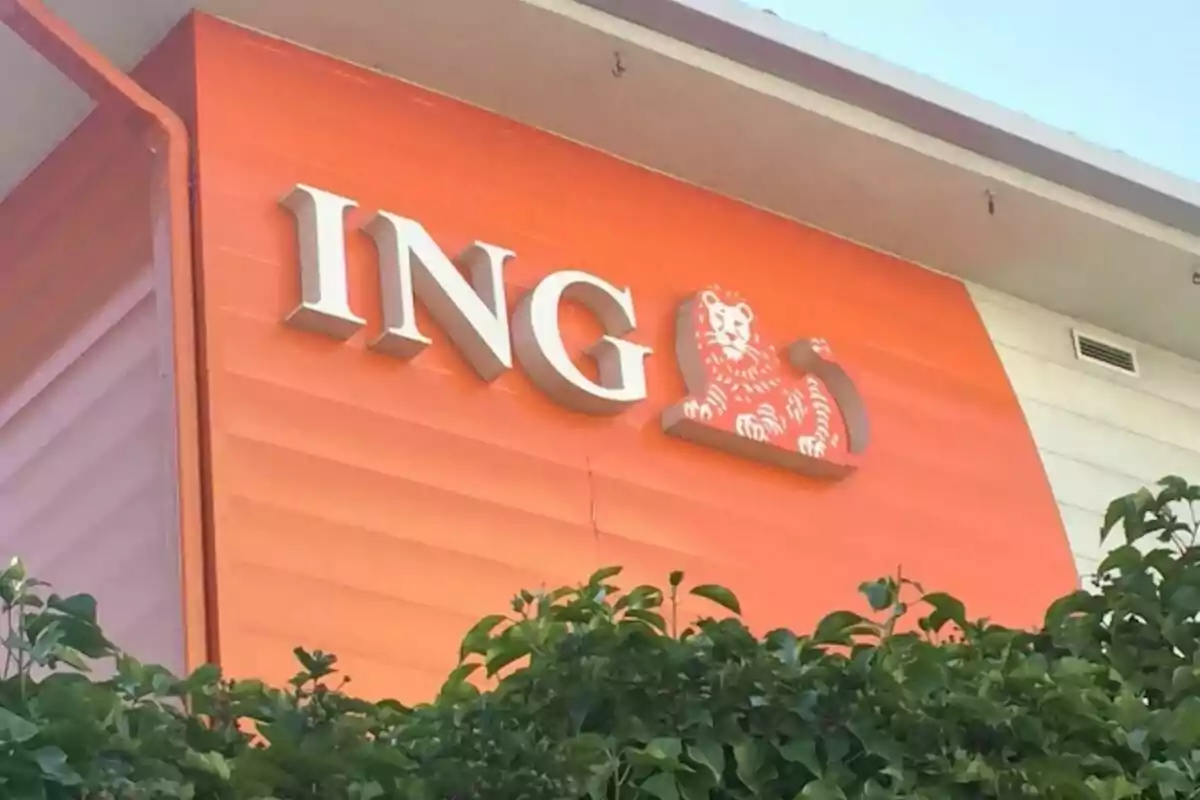 Letrero de ING Direct con un león naranja en la fachada de un edificio. Letrero de ING Direct con un león naranja en la fachada de un edificio.