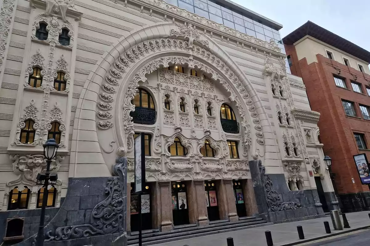 Fachada de un edificio con elaborados detalles arquitectónicos y ventanas decorativas.