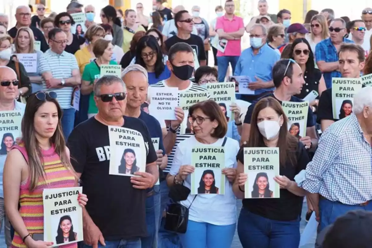 Un grupo de personas se manifiesta sosteniendo carteles que piden justicia para Esther.