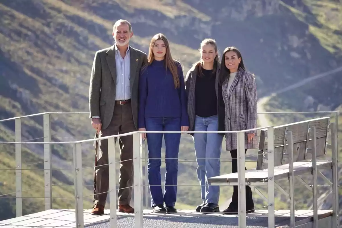 La familia real, con un paisaje montañoso de fondo, en Sotres, Pueblo Ejemplar de Asturias en 2024 La familia real, con un paisaje montañoso de fondo, en Sotres, Pueblo Ejemplar de Asturias en 2024