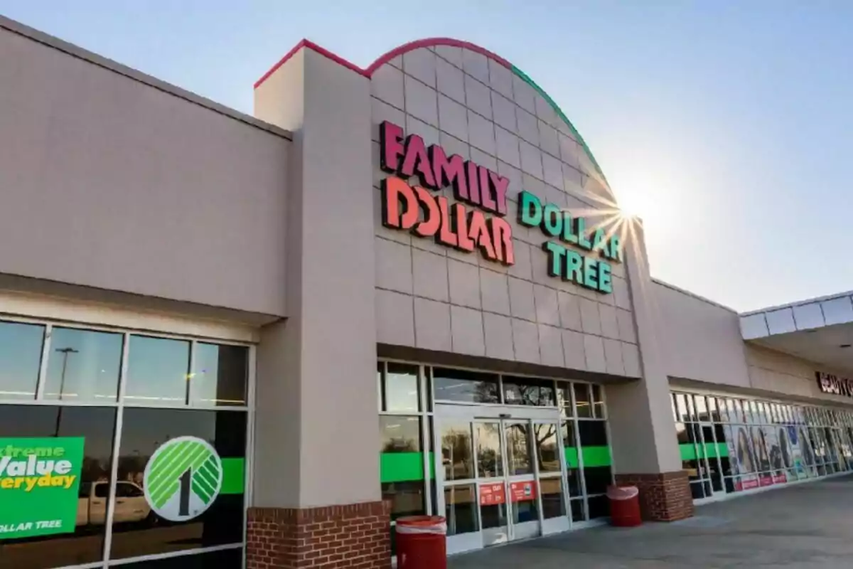Fachada de una tienda con letreros de Family Dollar y Dollar Tree, con el sol brillando detrás del edificio. Fachada de una tienda con letreros de Family Dollar y Dollar Tree, con el sol brillando detrás del edificio.