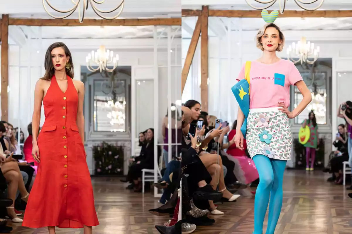 Dos modelos desfilan en una pasarela, una con un vestido rojo y otra con un conjunto colorido, mientras el público observa y toma fotos en un elegante salón con candelabros. Dos modelos desfilan en una pasarela, una con un vestido rojo y otra con un conjunto colorido, mientras el público observa y toma fotos en un elegante salón con candelabros.