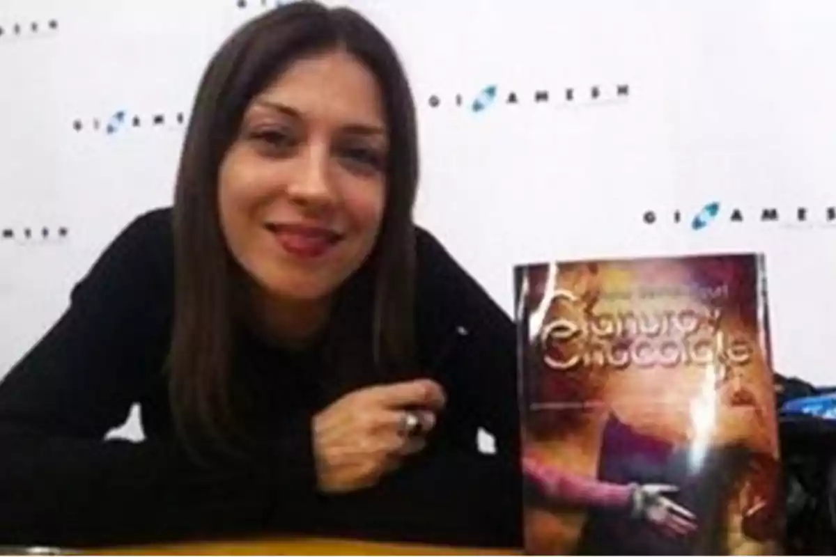 Mujer sonriendo junto a un libro titulado 