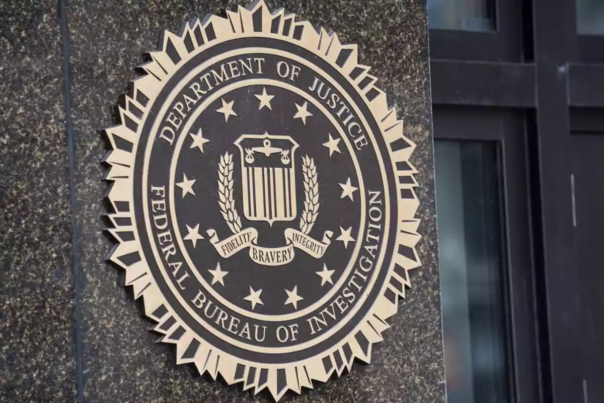 Escudo del FBI en la pared de un edificio.