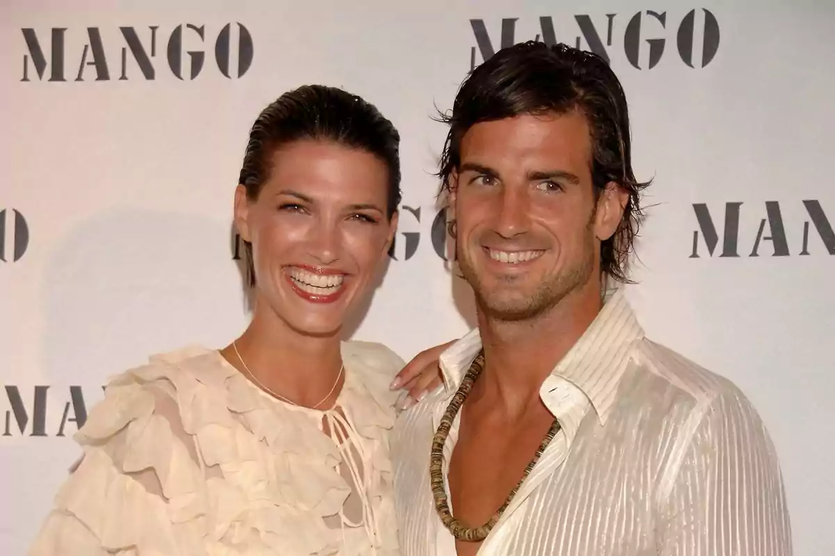 Dos personas posando y sonriendo en un evento de la marca Mango.