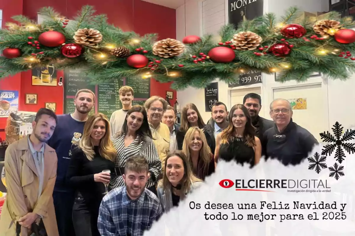 Un grupo de personas posando en un ambiente festivo con decoraciones navideñas y un mensaje de felicitación de El Cierre Digital para el año 2025.