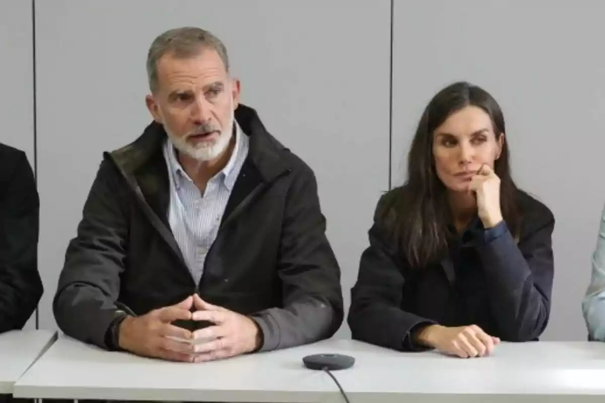 Felipe Vi y Letizia sentadas en una mesa durante una reunión.