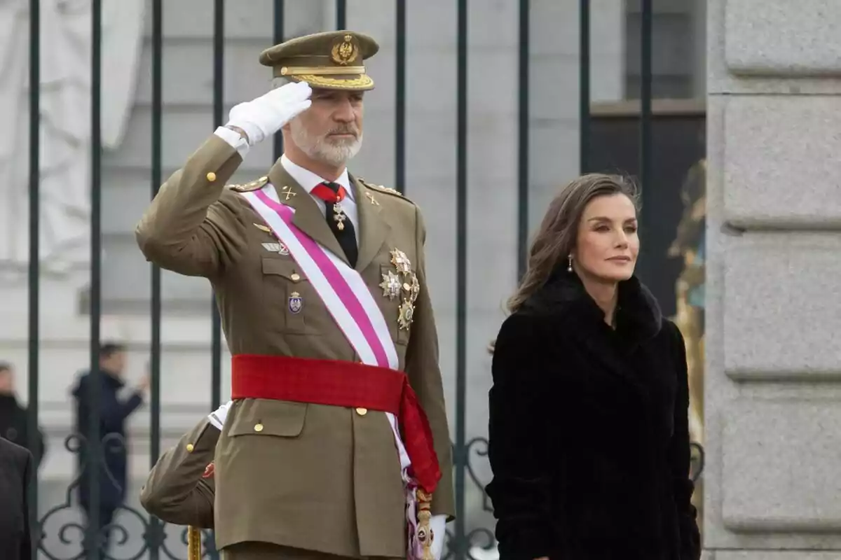Plano medio del Rey Felipe VI y la reina Letizia Ortiz durante la Pascua Militar, en el Palacio Real, a 6 de enero de 2025, en Madrid. Plano medio del Rey Felipe VI y la reina Letizia Ortiz durante la Pascua Militar, en el Palacio Real, a 6 de enero de 2025, en Madrid.
