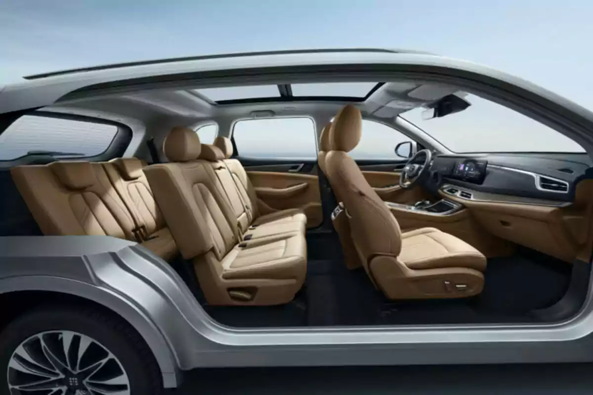 Interior de un DFSK E5 moderno con asientos de cuero beige y techo panorámico. Interior de un DFSK E5 moderno con asientos de cuero beige y techo panorámico.