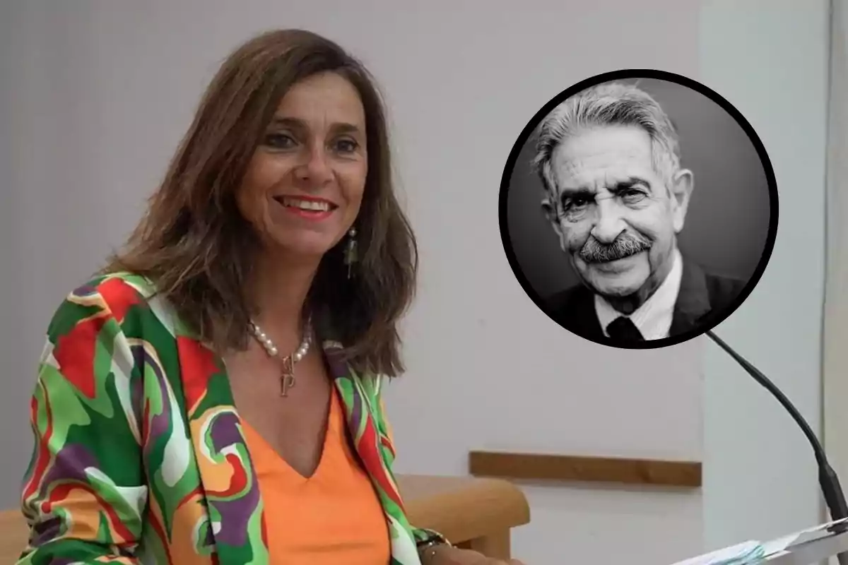 Una mujer sonriente con una chaqueta colorida y un vestido naranja está sentada frente a un micrófono; en la esquina superior derecha hay un círculo con la imagen en blanco y negro de un hombre mayor con bigote.