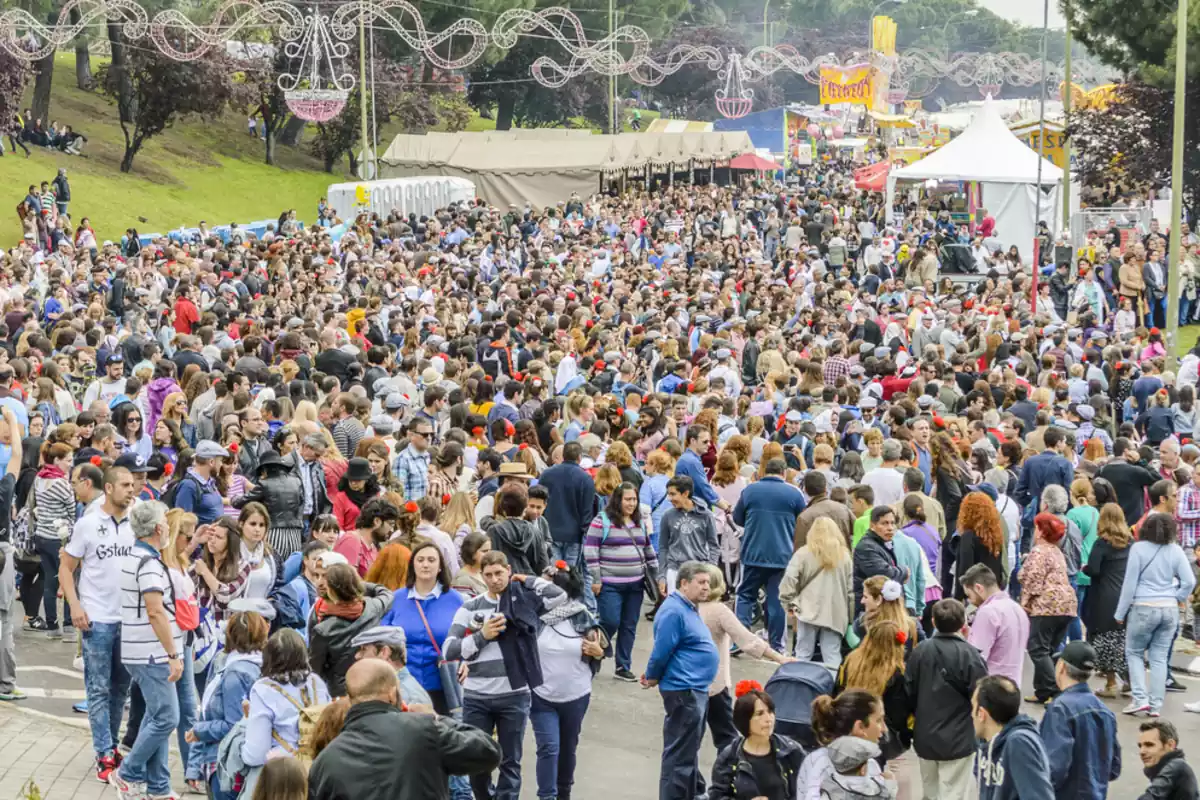 Gente celebrando las fiestas de San Isidro