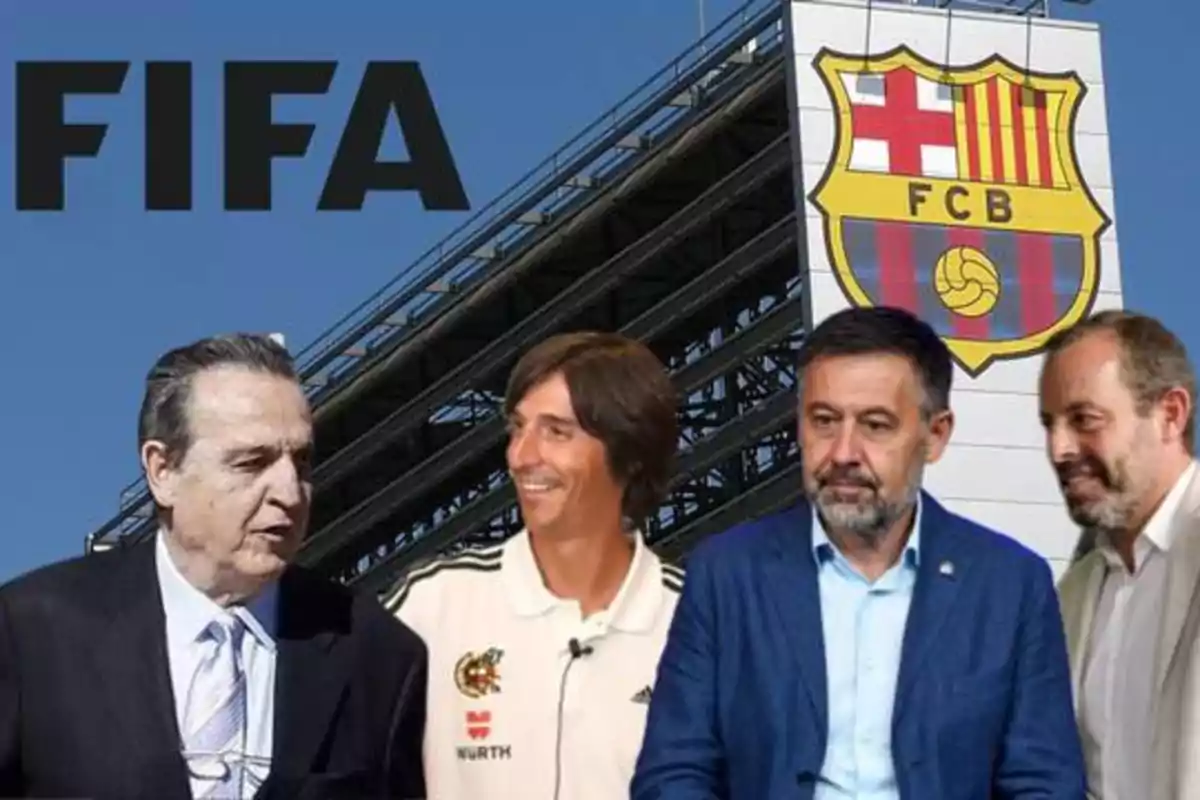 Cuatro hombres frente a un estadio con los logotipos de FIFA y FCB.