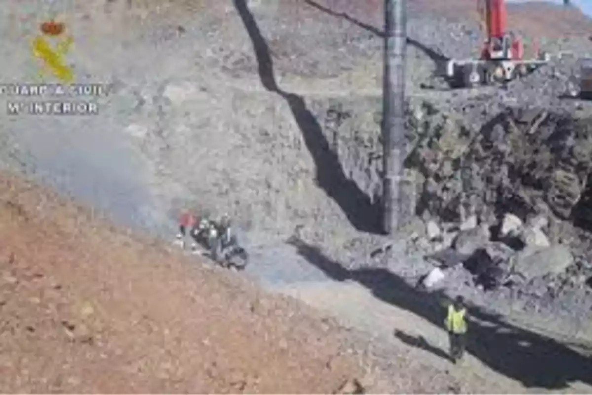 Trabajadores y maquinaria en una obra de construcción en un terreno rocoso. Trabajadores y maquinaria en una obra de construcción en un terreno rocoso.