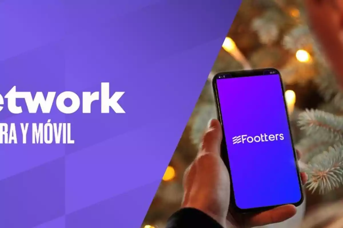 Persona sosteniendo un teléfono móvil con la aplicación Footters abierta, junto a un fondo morado con texto promocional.