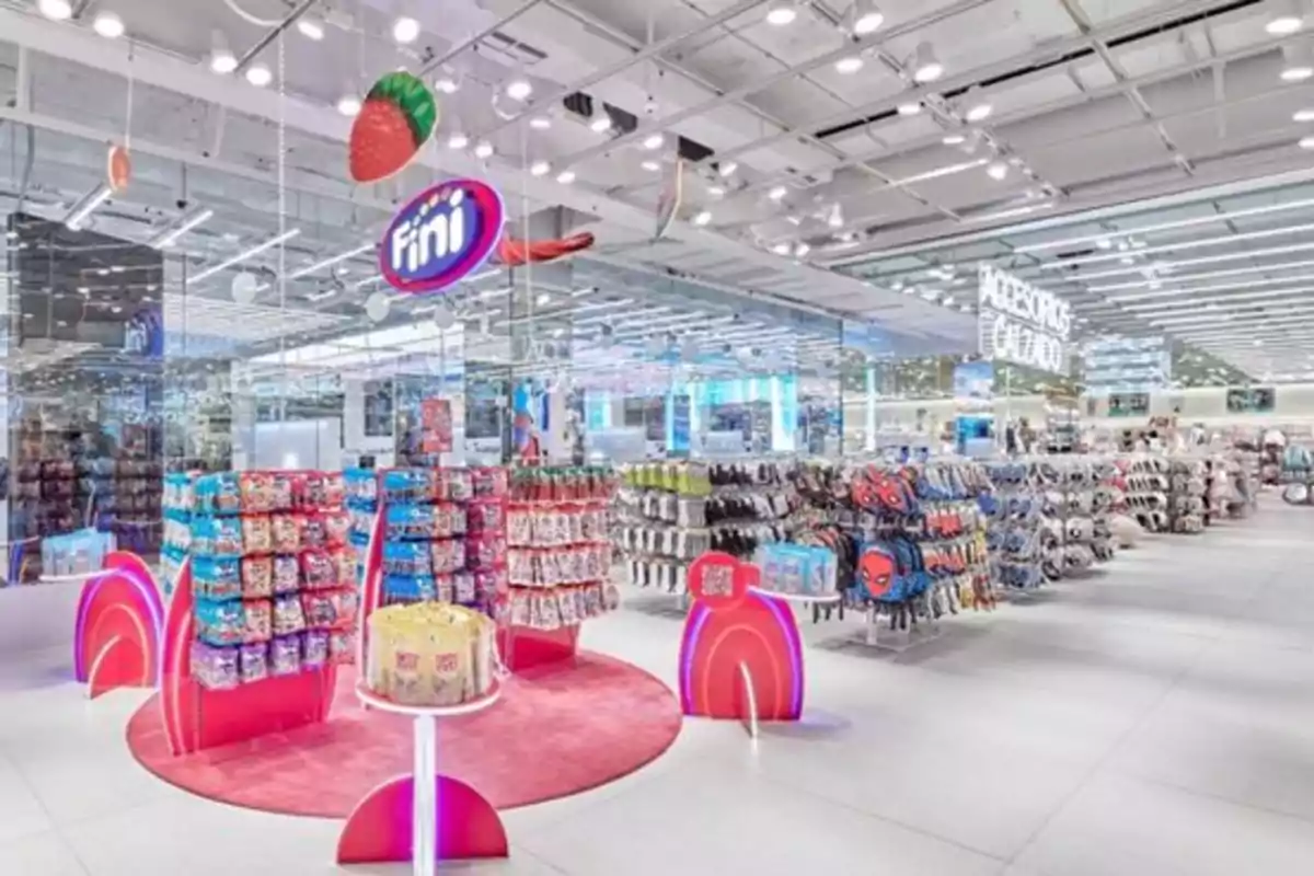 Una tienda moderna y luminosa con estantes llenos de productos coloridos y un letrero que dice Una tienda moderna y luminosa con estantes llenos de productos coloridos y un letrero que dice
