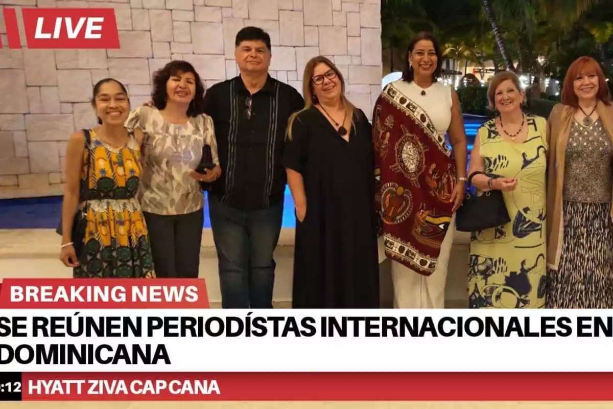 Un grupo de personas sonríe mientras posa para una foto en un evento en el Hyatt Ziva Cap Cana, con un letrero que indica una reunión de periodistas internacionales en República Dominicana. Un grupo de personas sonríe mientras posa para una foto en un evento en el Hyatt Ziva Cap Cana, con un letrero que indica una reunión de periodistas internacionales en República Dominicana.