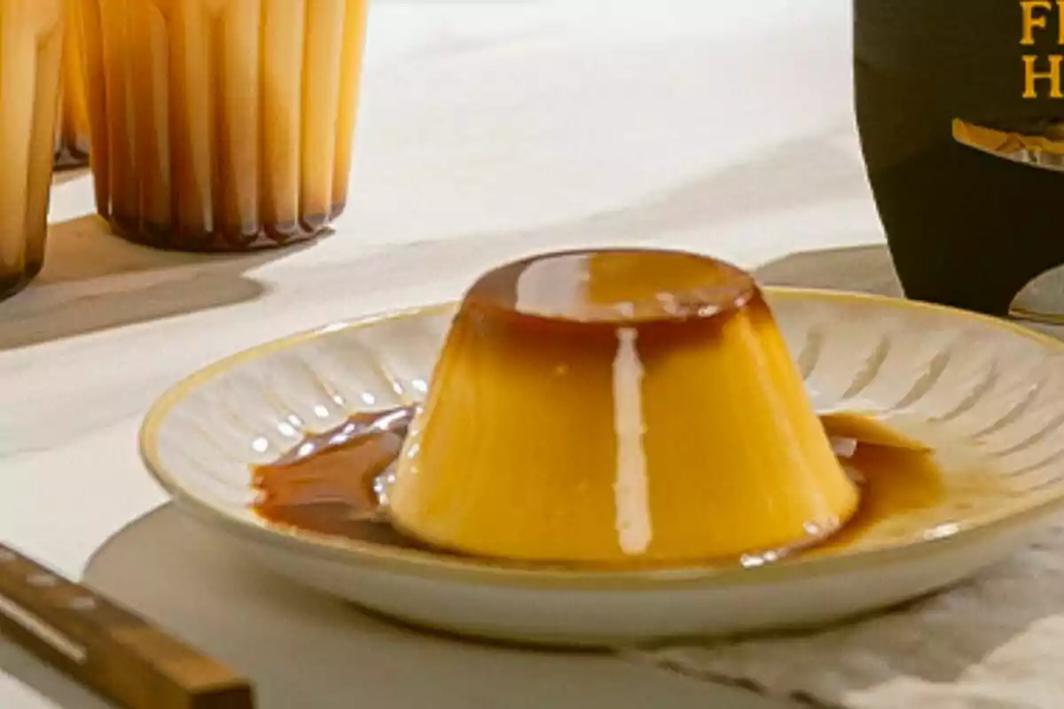 Un flan con caramelo servido en un plato blanco sobre una mesa. Un flan con caramelo servido en un plato blanco sobre una mesa.