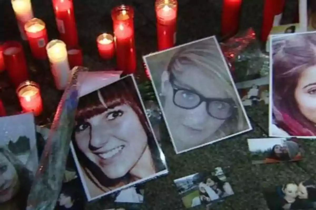 Un altar con velas encendidas y fotografías de personas en el suelo.