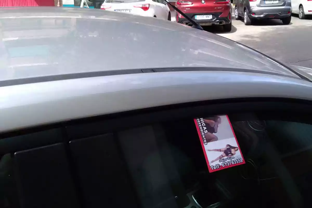 Un coche estacionado con un volante visible y un volante en el parabrisas. Un coche estacionado con un volante visible y un volante en el parabrisas.