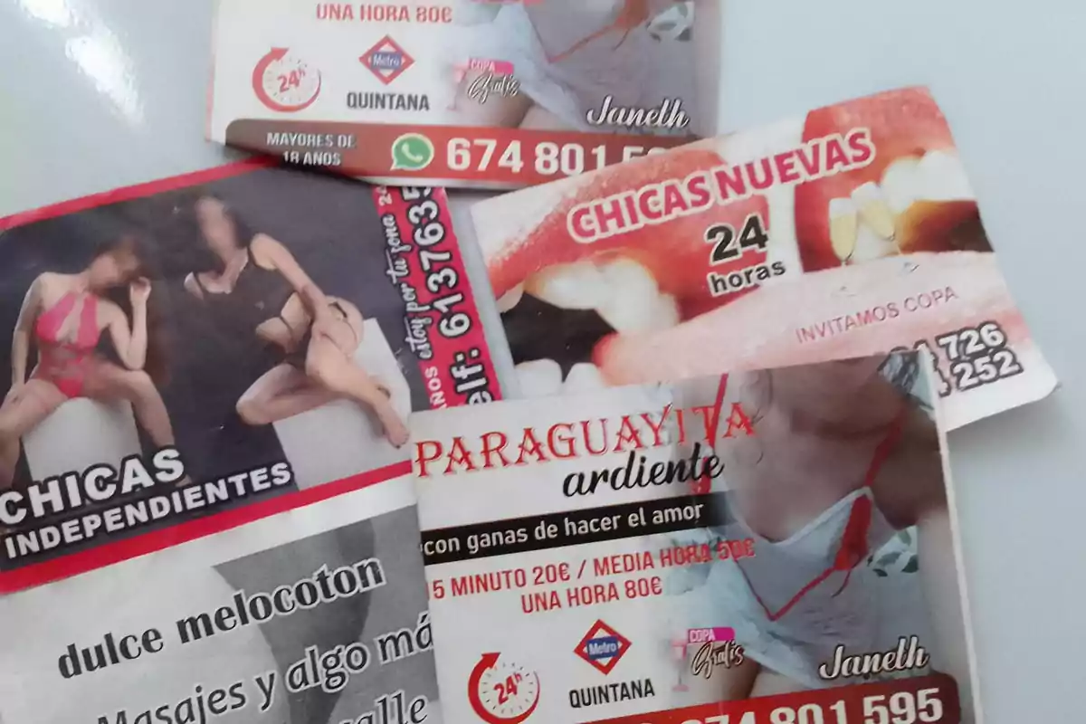 Folletos con números de teléfono.