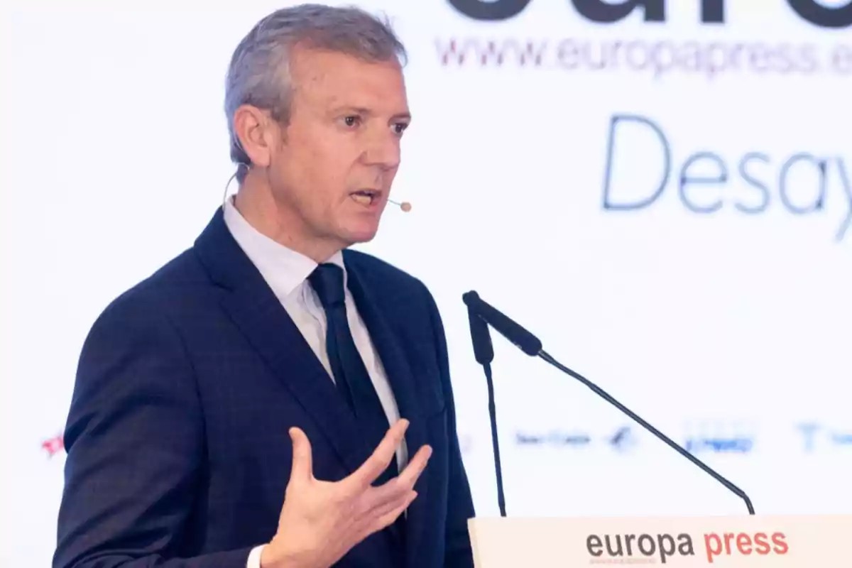 Hombre de cabello canoso con traje oscuro hablando en un podio durante un evento de Europa Press Hombre de cabello canoso con traje oscuro hablando en un podio durante un evento de Europa Press