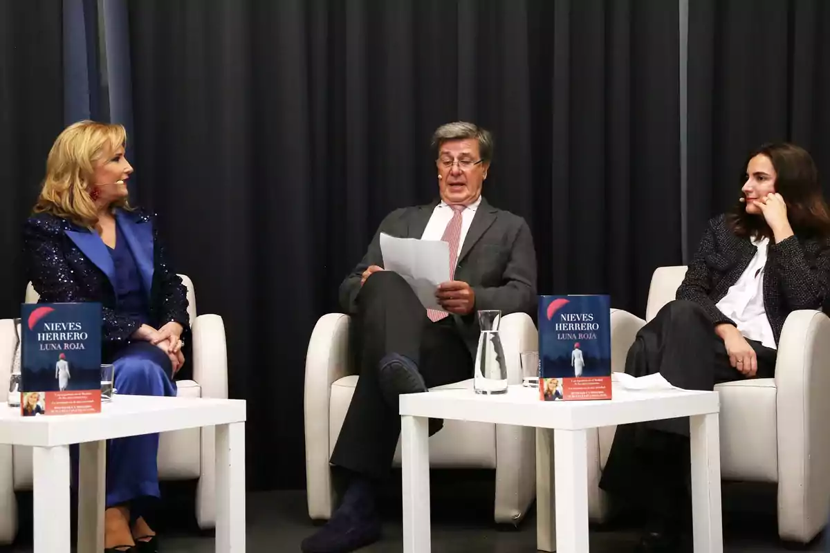 La periodista Nieves Herrero durante la presentación de su novela 'Luna Roja' junto a Cayetano Martínez de Irujo y la editora Carmen Romero.