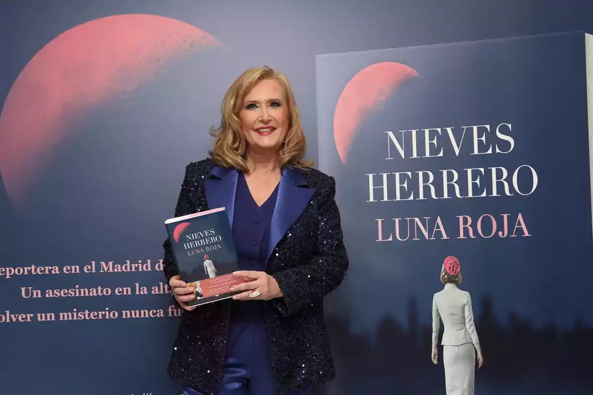 La periodista Nieves Herrero durante la presentación de su novela 'Luna Roja'.