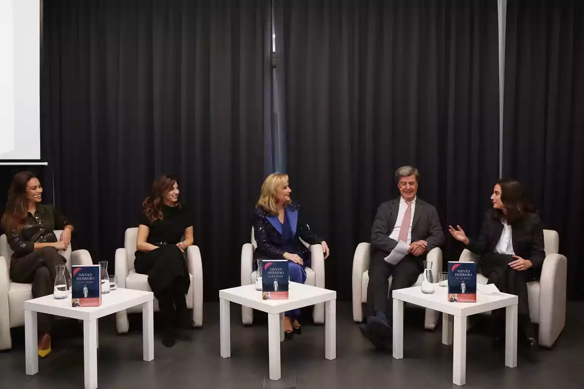 La periodista Nieves Herrero durante la presentación de su novela 'Luna Roja' junto a Cayetano Martínez de Irujo, la editora Carmen Romero y las comunicadoras Lara Álvarez y Mariló Montero.