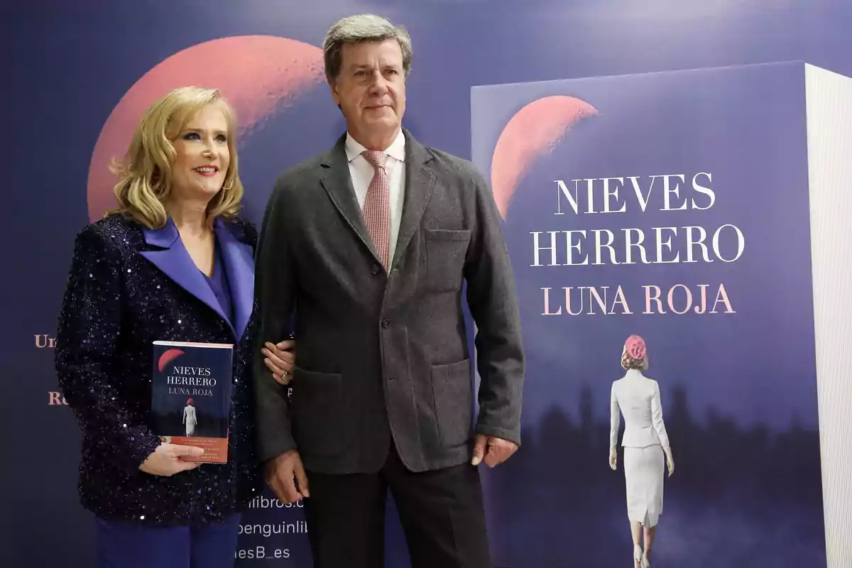 La periodista Nieves Herrero durante la presentación de su novela 'Luna Roja' junto a Cayetano Martínez de Irujo.