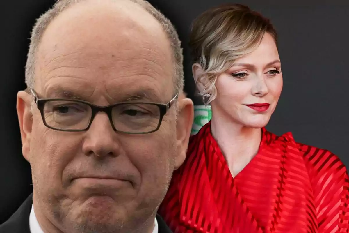 Un hombre con gafas y expresión seria en primer plano y una mujer rubia con labios rojos y vestido rojo en el fondo