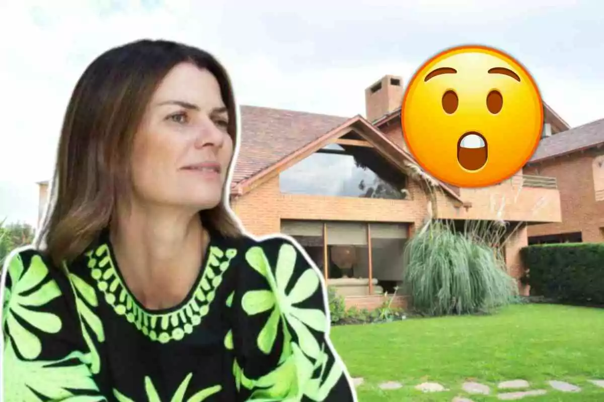 Alejandra de Rojas con una blusa de diseño verde y negro está frente a una casa de ladrillo con un emoji de cara sorprendida superpuesto.