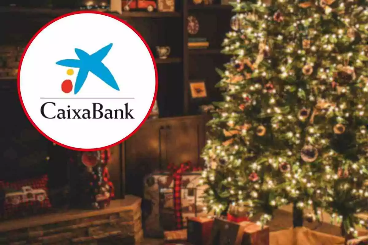 Un logotipo de CaixaBank sobre un fondo de árbol de Navidad decorado con luces y adornos.