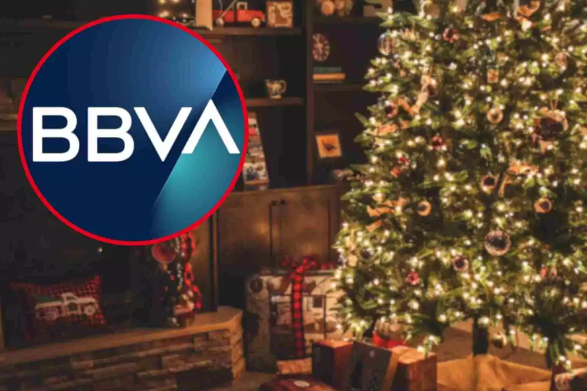 Logotipo de BBVA sobre una imagen de un árbol de Navidad decorado con luces y regalos debajo.