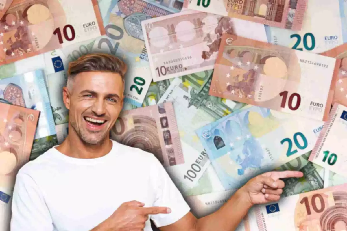Un hombre sonriente con camiseta blanca señala hacia la derecha, con un fondo de billetes de euro de diferentes denominaciones.