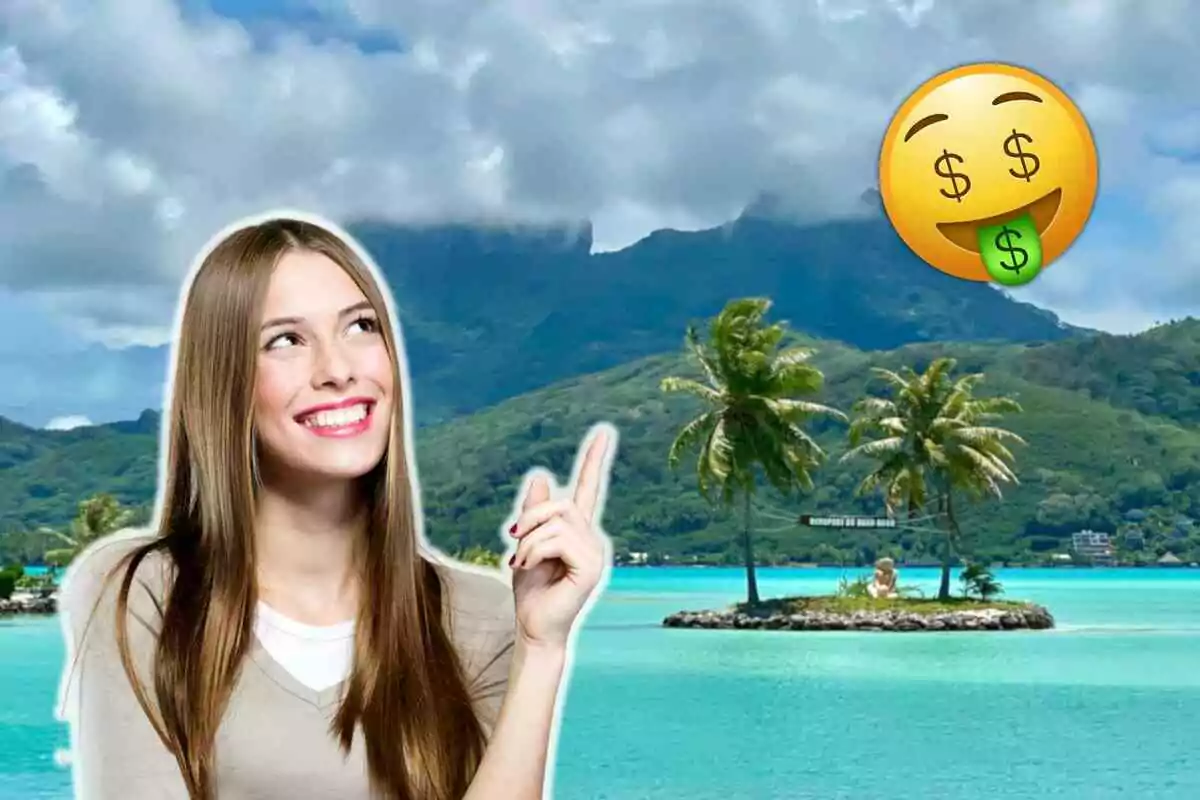 Mujer sonriendo y señalando hacia un emoji de cara feliz con símbolos de dinero en un paisaje tropical con palmeras y agua turquesa.