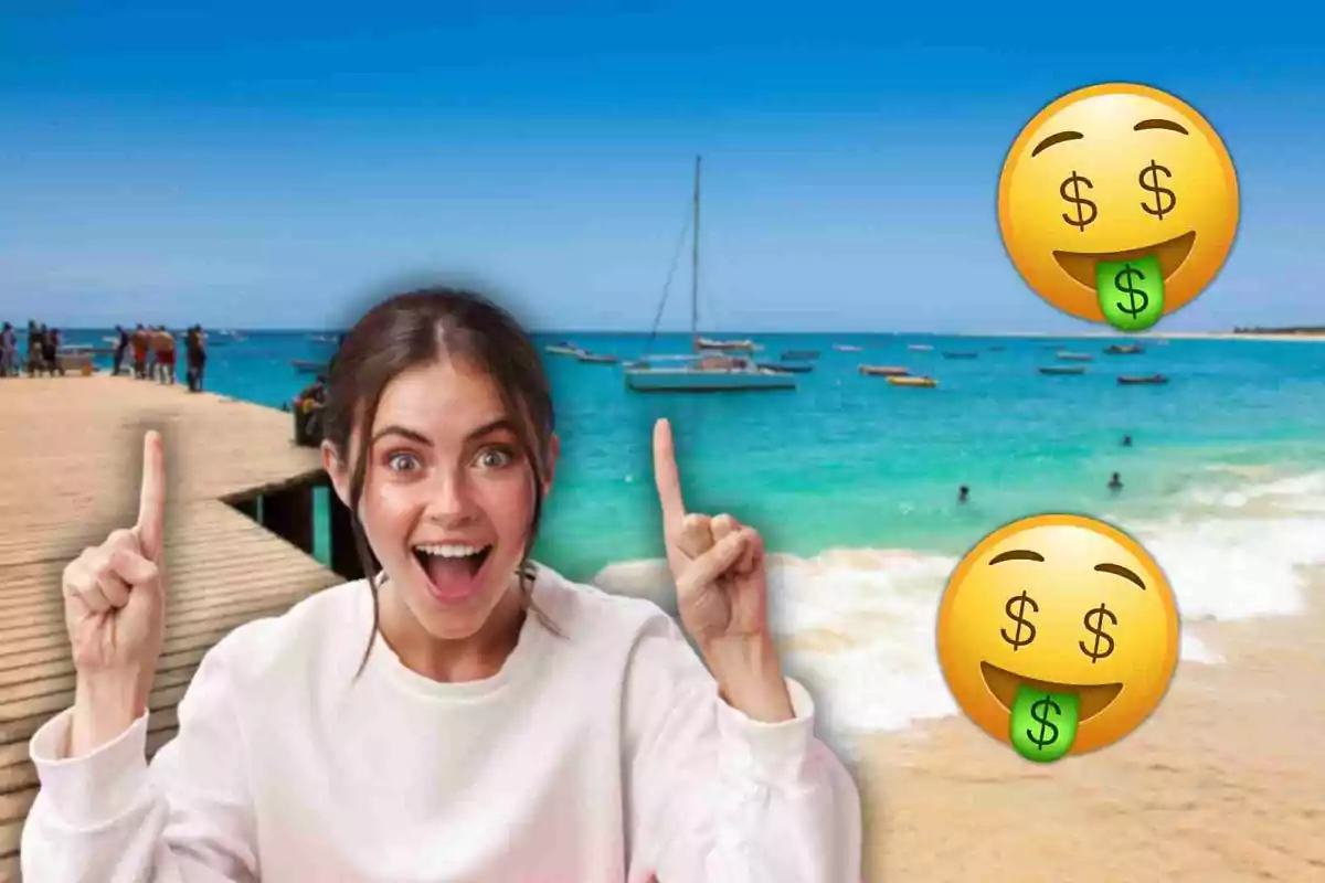 Una mujer sonriente con los dedos apuntando hacia arriba en una playa de Cabo Verde con emojis de dinero en el aire.