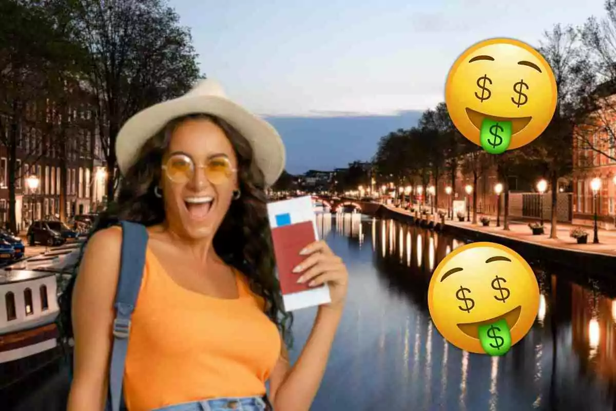 Mujer sonriente con sombrero y gafas de sol sosteniendo un pasaporte frente a un canal iluminado en Ámsterdam al atardecer con emojis de dinero.