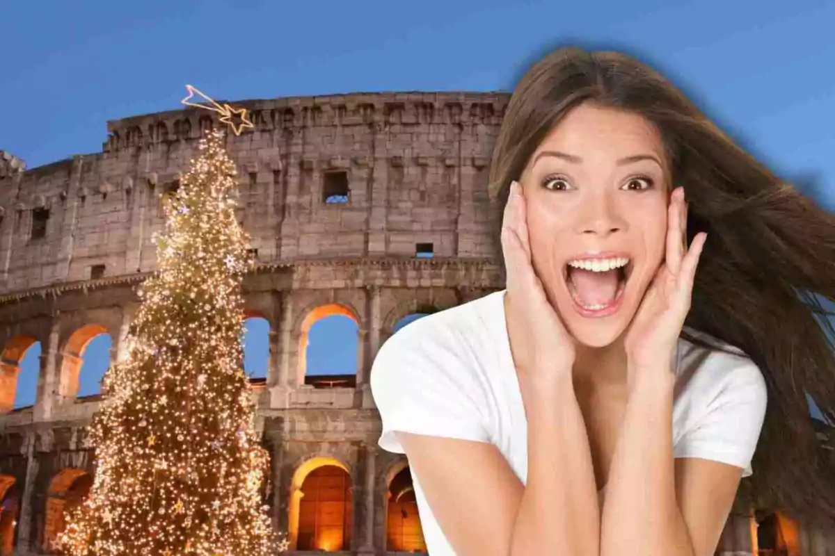 Mujer emocionada frente al Coliseo con un árbol de Navidad iluminado.