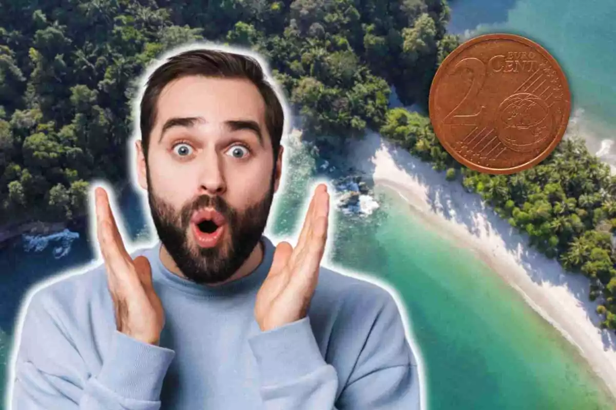 Hombre sorprendido con una moneda de 2 céntimos sobre un fondo de playa y bosque.