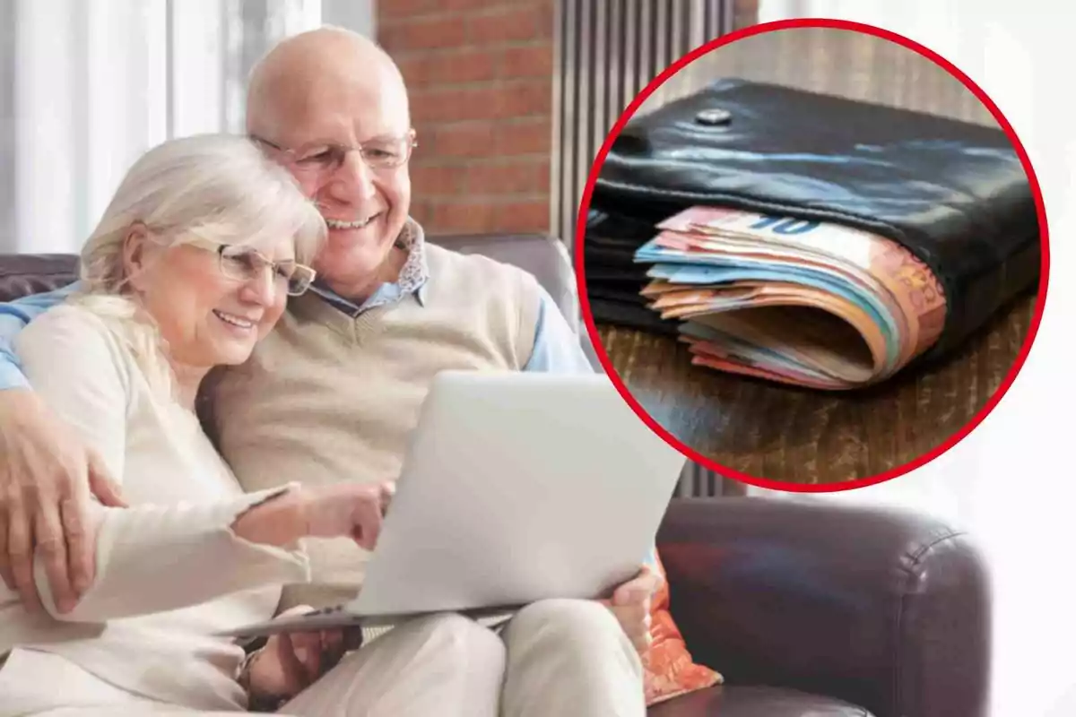 Pareja de personas mayores sonriendo mientras usan una computadora portátil con una imagen insertada de una billetera llena de dinero.