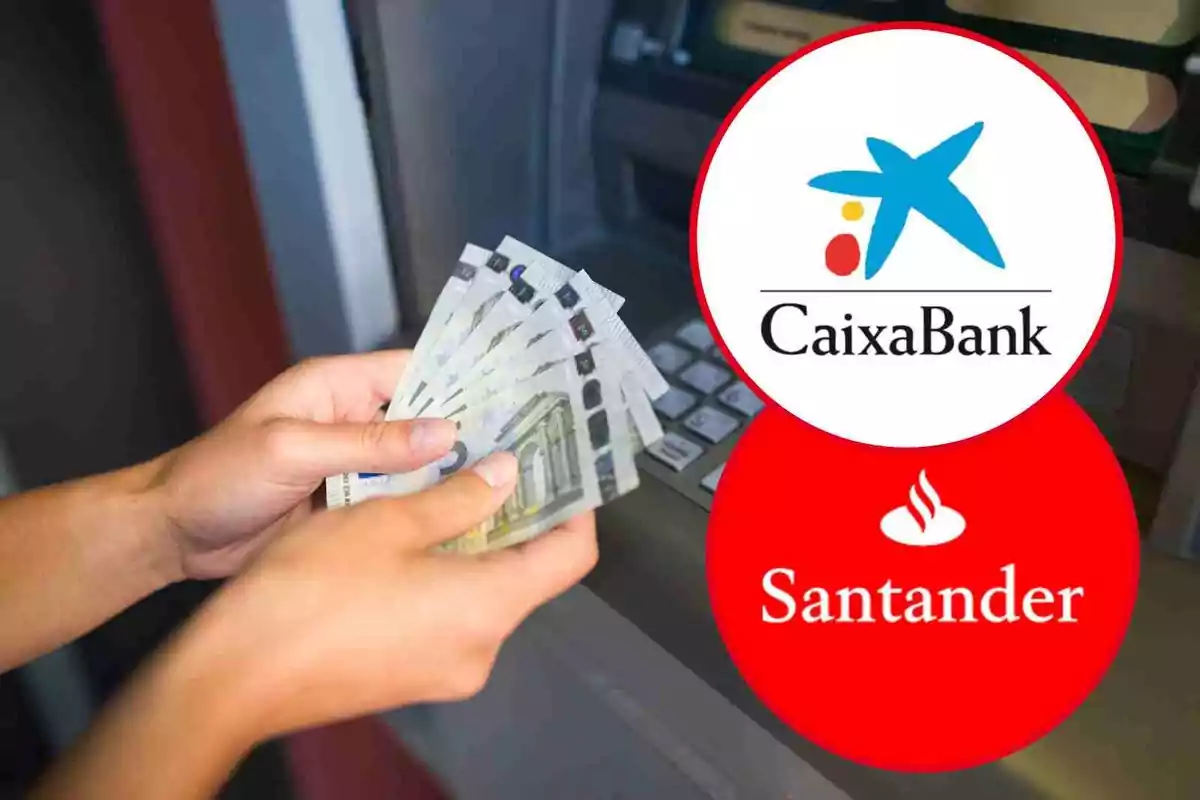 Una persona sosteniendo billetes frente a un cajero automático con los logotipos de CaixaBank y Santander.