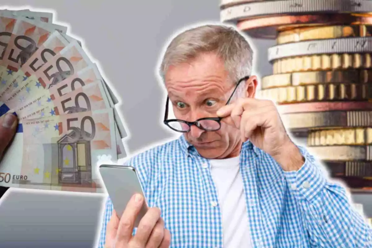 Hombre mayor con camisa a cuadros mirando sorprendido su teléfono móvil, mientras sostiene sus gafas con una mano; en el fondo se ven billetes de 50 euros y una pila de monedas.