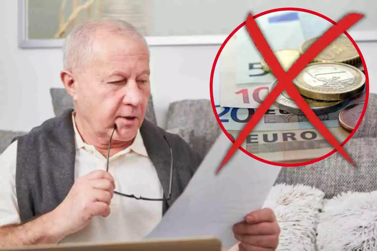Un hombre mayor leyendo un documento con una imagen de billetes y monedas de euro tachada en un círculo rojo.