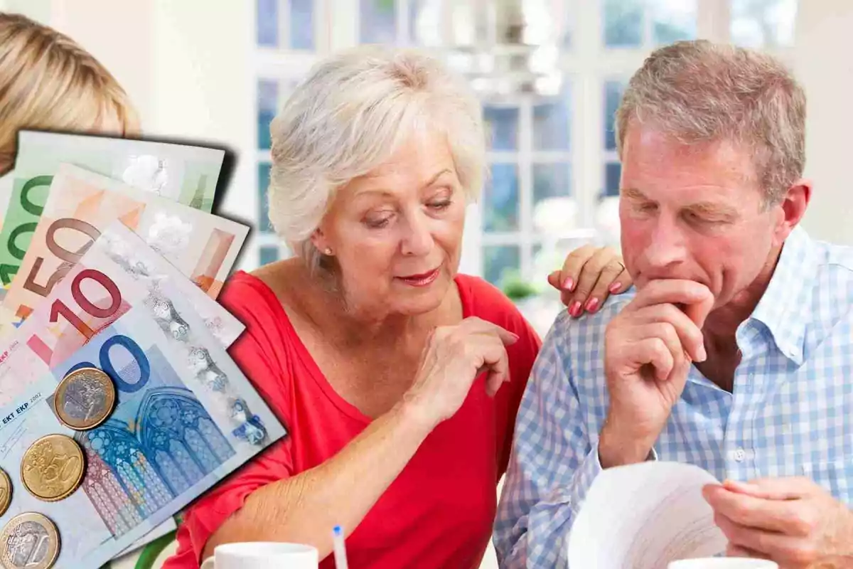 Personas mayores revisando documentos financieros con billetes y monedas de euro en primer plano.